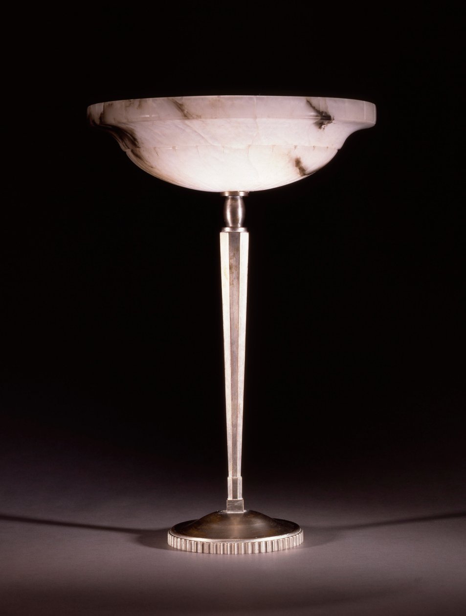 En bordlampe i sølvfarget bronse designet av Jacques-Emile Ruhlmann (1879-1933), ca. 1913 av James Baker (attr. to) Pyne