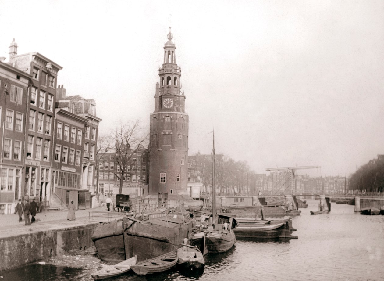Lektere på kanalen foran Montelbaanstoren, Amsterdam, 1898. av James Batkin