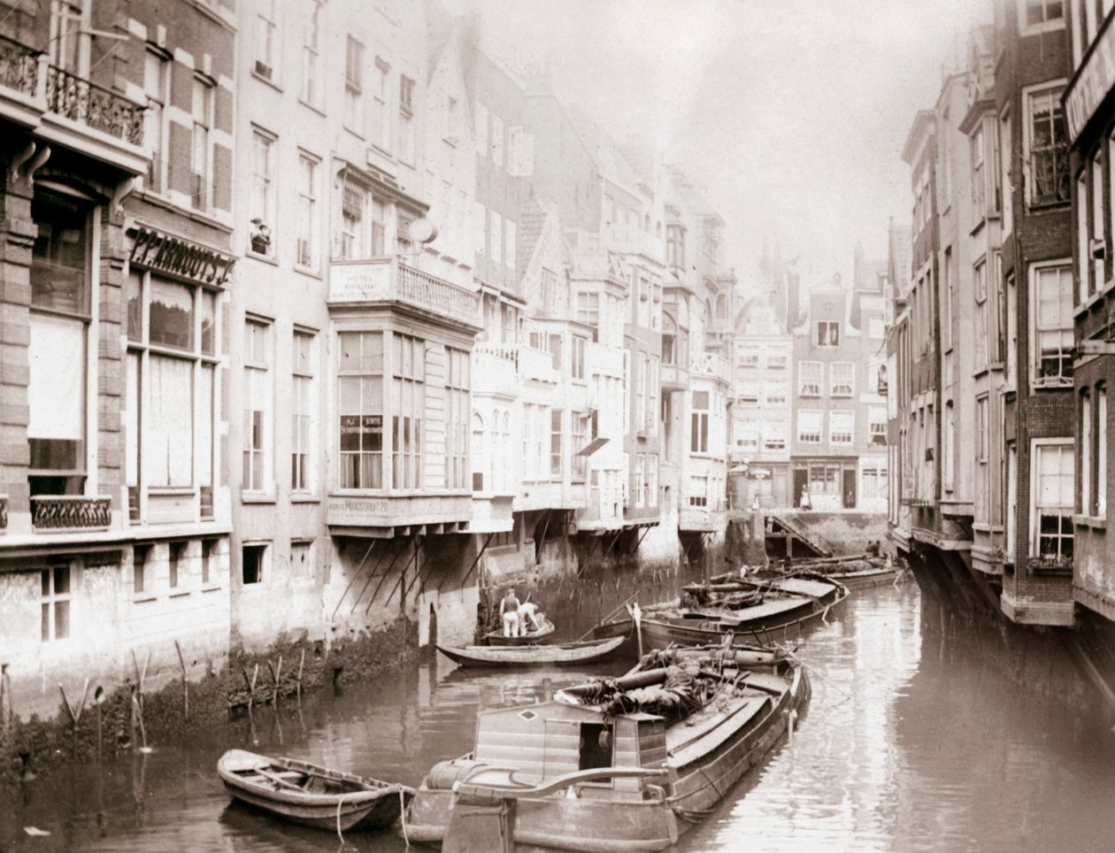 Båter på kanalen, Amsterdam, 1898. av James Batkin
