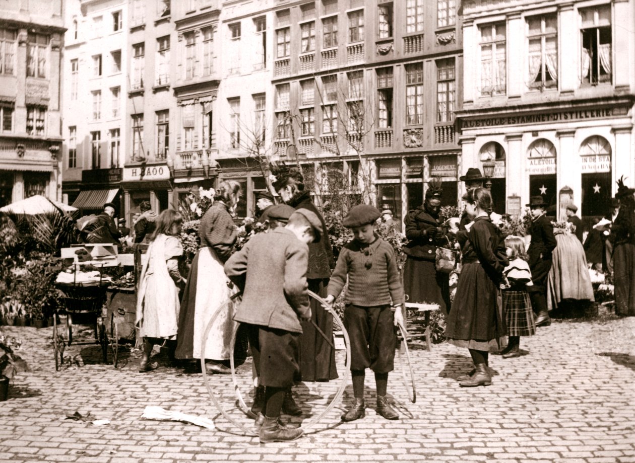 Gutter med bøyler på et marked, Rotterdam, 1898. av James Batkin