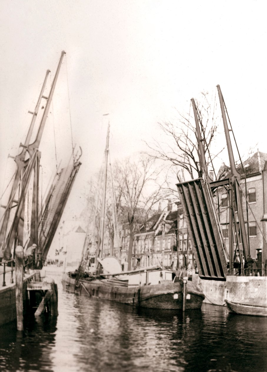 Kanalbro og båter, Dordrecht, Nederland, 1898. av James Batkin