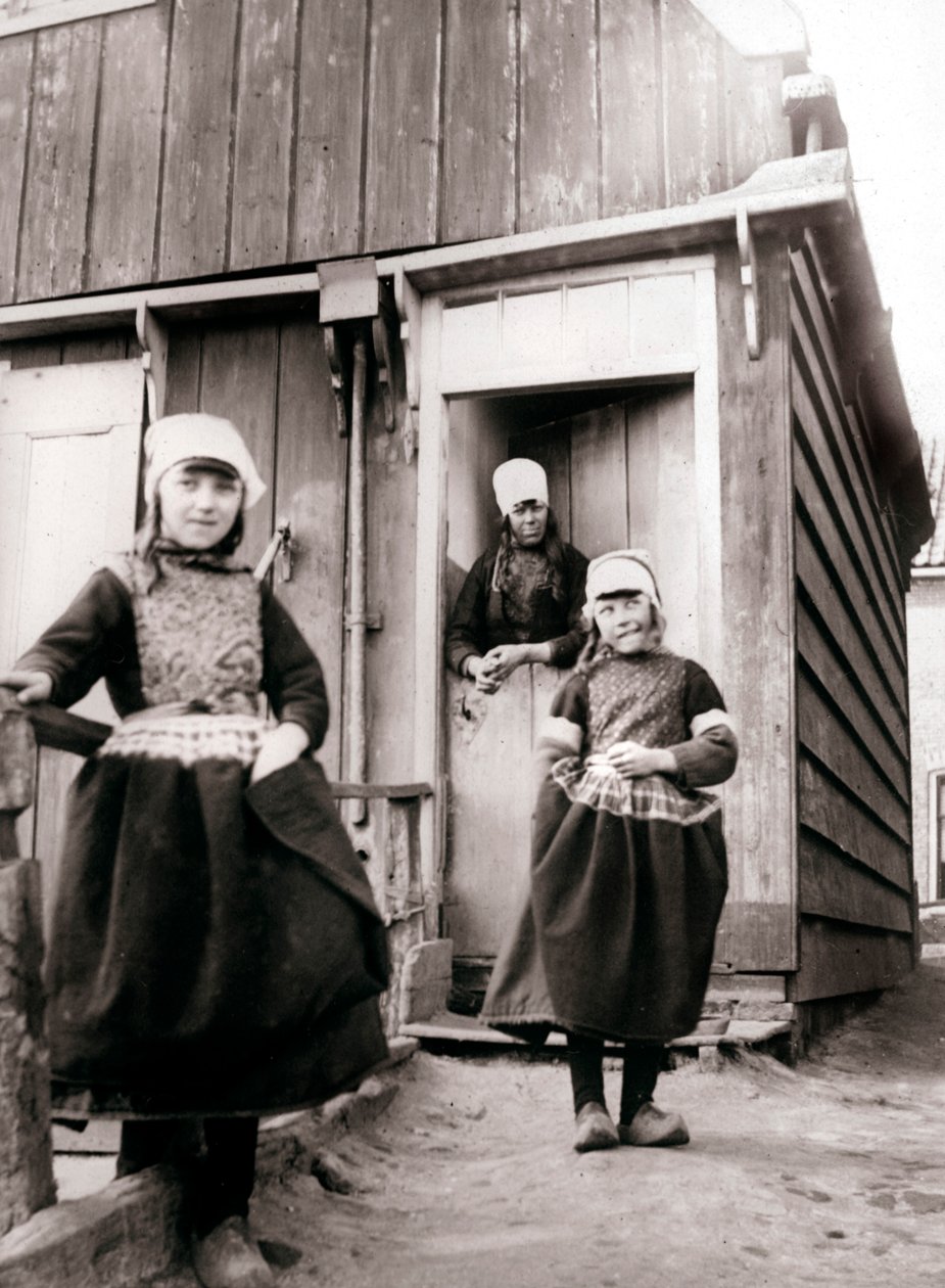Jenter i tradisjonell kjole, Marken Island, Nederland, 1898. av James Batkin