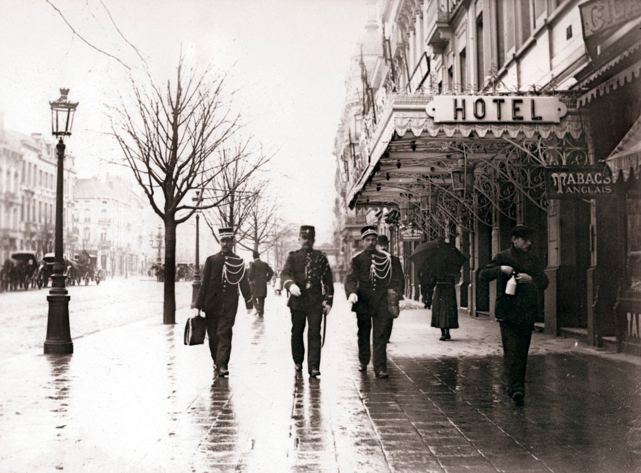 Vakter på gaten, Brussel, 1898. av James Batkin