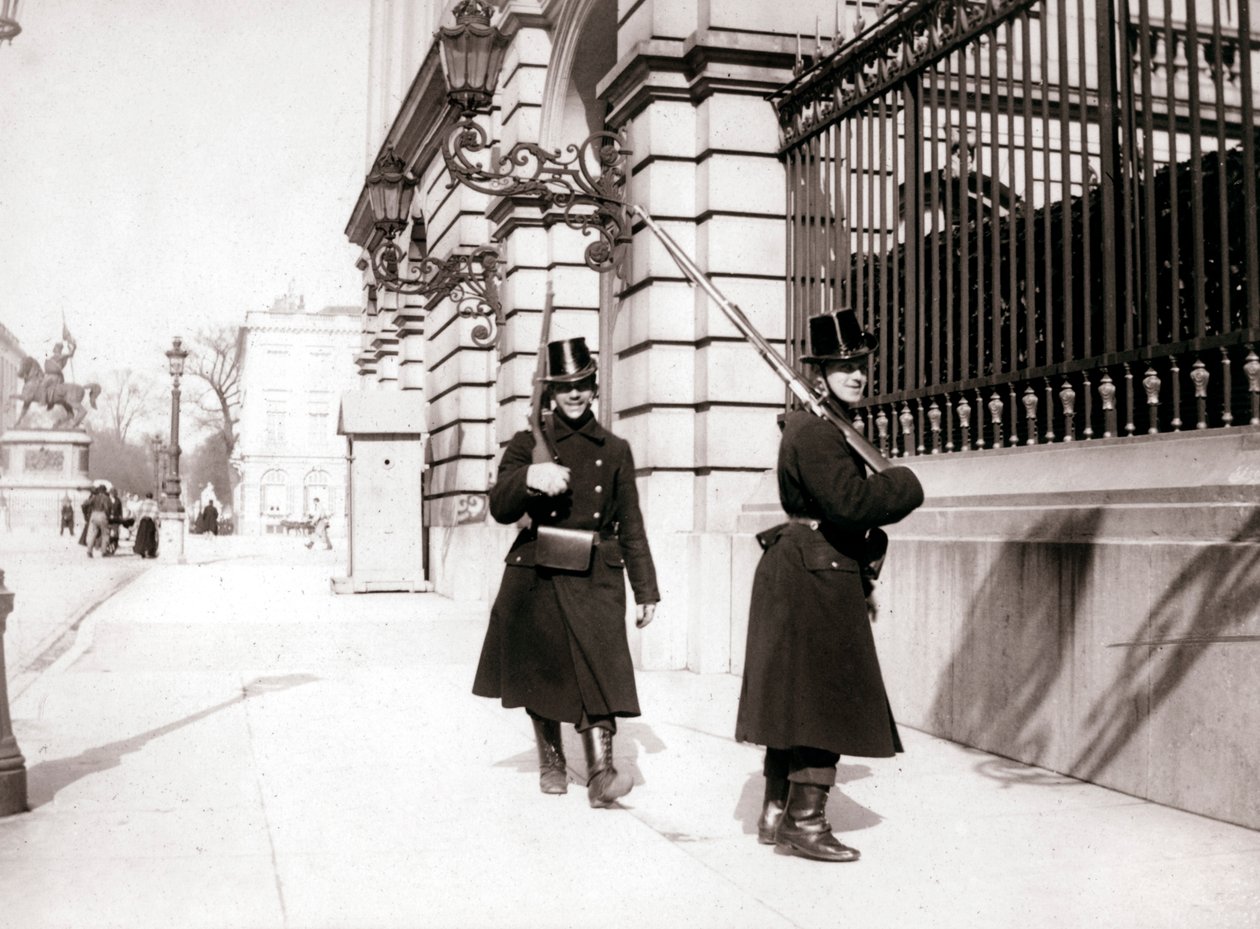 Vakter patruljerer, Brussel, 1898. av James Batkin