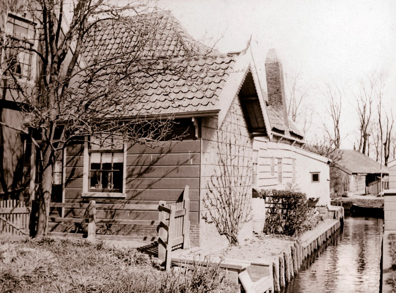 Hus på en kanalbredd, Broek, Nederland, 1898. av James Batkin