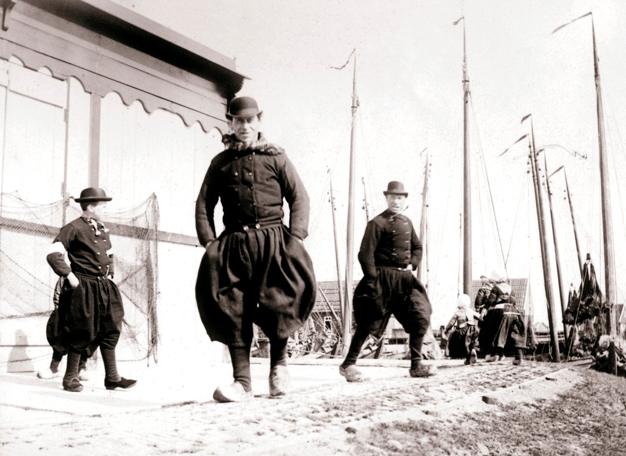 Menn i tradisjonell kjole, Marken Island, Nederland, 1898 av James Batkin