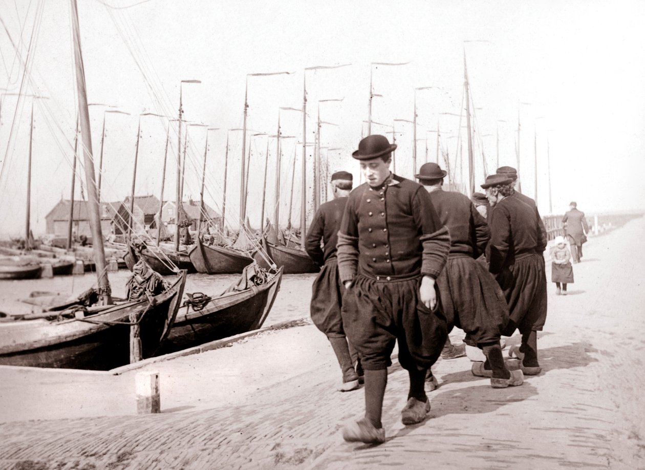 Menn i tradisjonell kjole, Marken Island, Nederland, 1898 av James Batkin