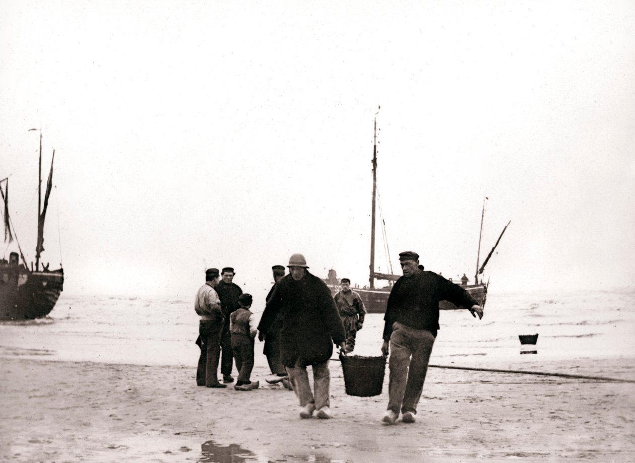 Menn på kysten, Scheveningen, Nederland, 1898. av James Batkin