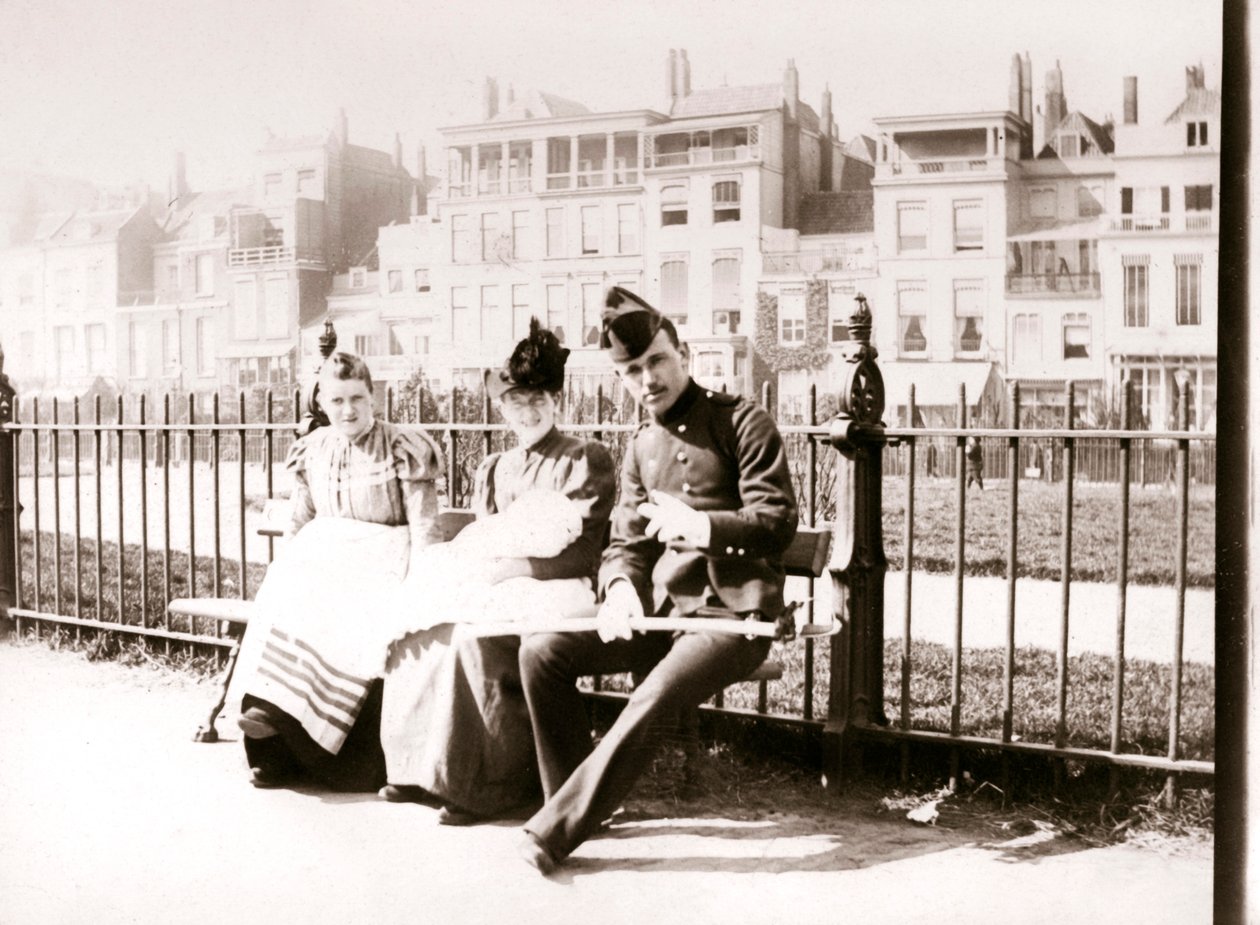 Folk på en benk, Rotterdam, 1898 av James Batkin
