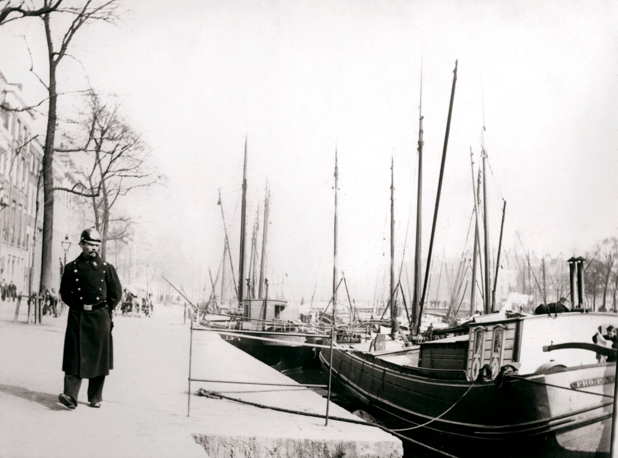 Politimann ved en kanal, Rotterdam, 1898. av James Batkin