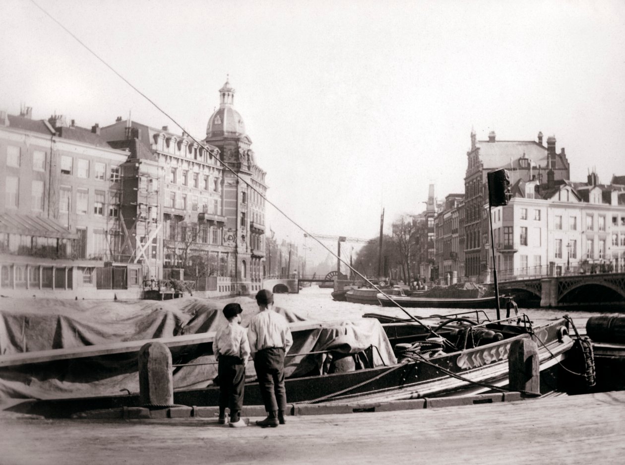 To gutter ved en kanal, Rotterdam, 1898. av James Batkin