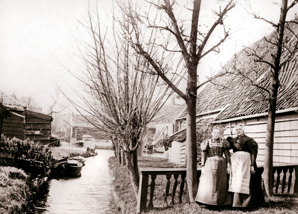 To kvinner på en kanalbredd, Broek, Nederland, 1898. av James Batkin