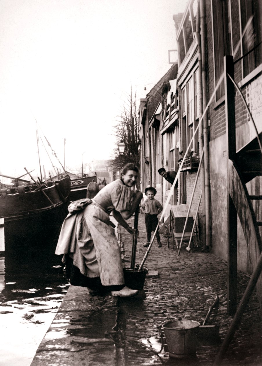 Kvinne som vasker gaten, Dordrecht, Nederland, 1898. av James Batkin