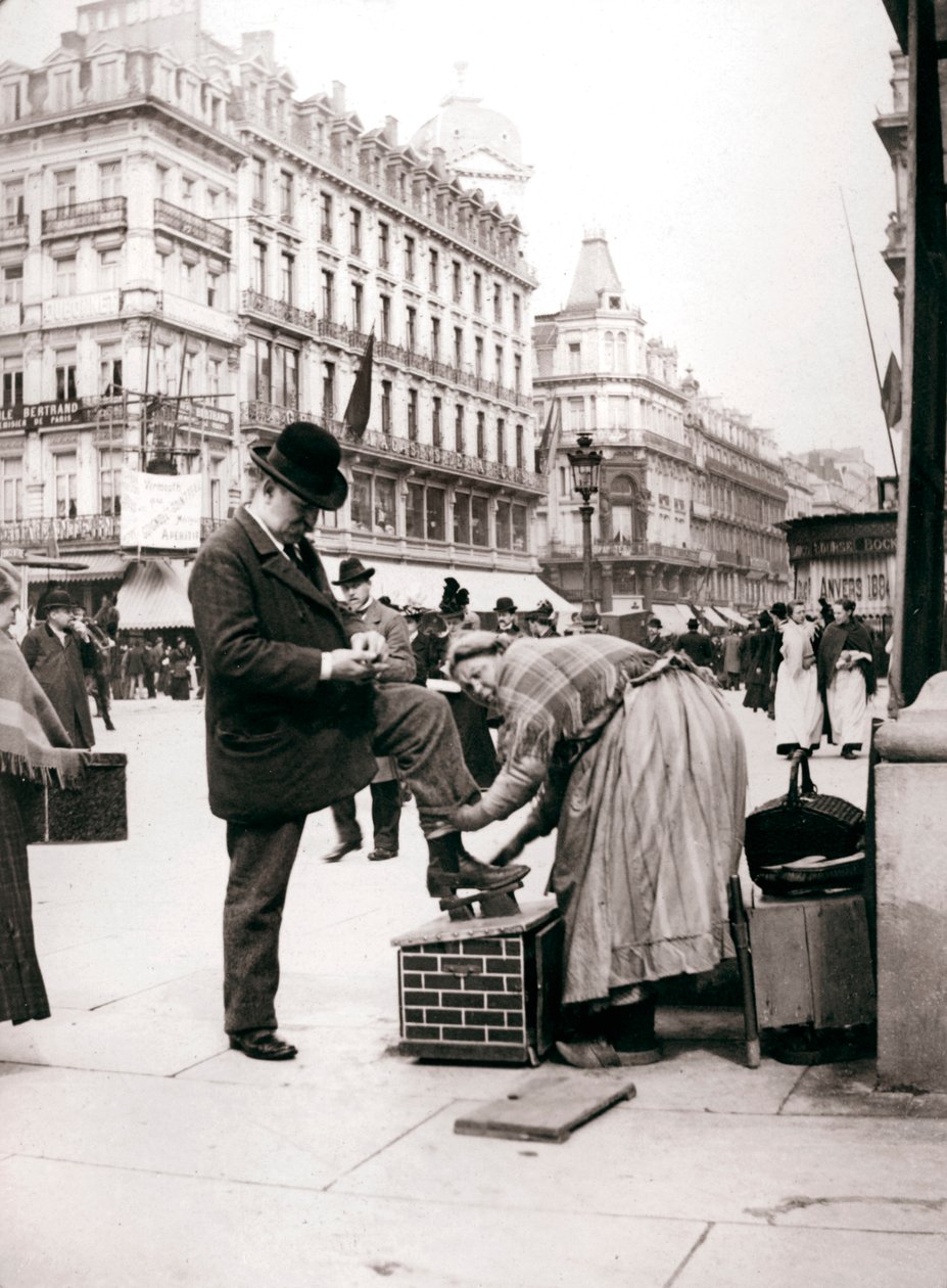 Kvinne som pusser sko, Brussel, 1898. av James Batkin
