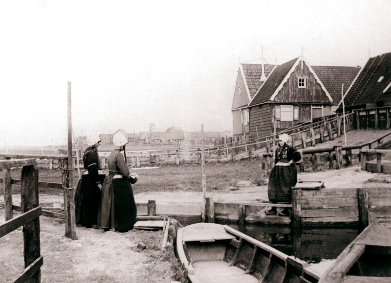 Kvinner i tradisjonell kjole, Marken Island, Nederland, 1898 av James Batkin