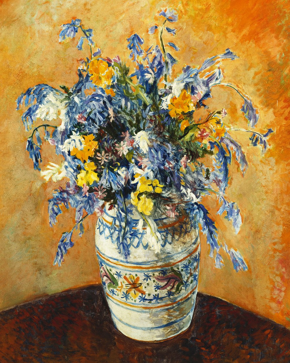 Blåklokker og narcissi i en dekorert vase av James Bolivar Manson