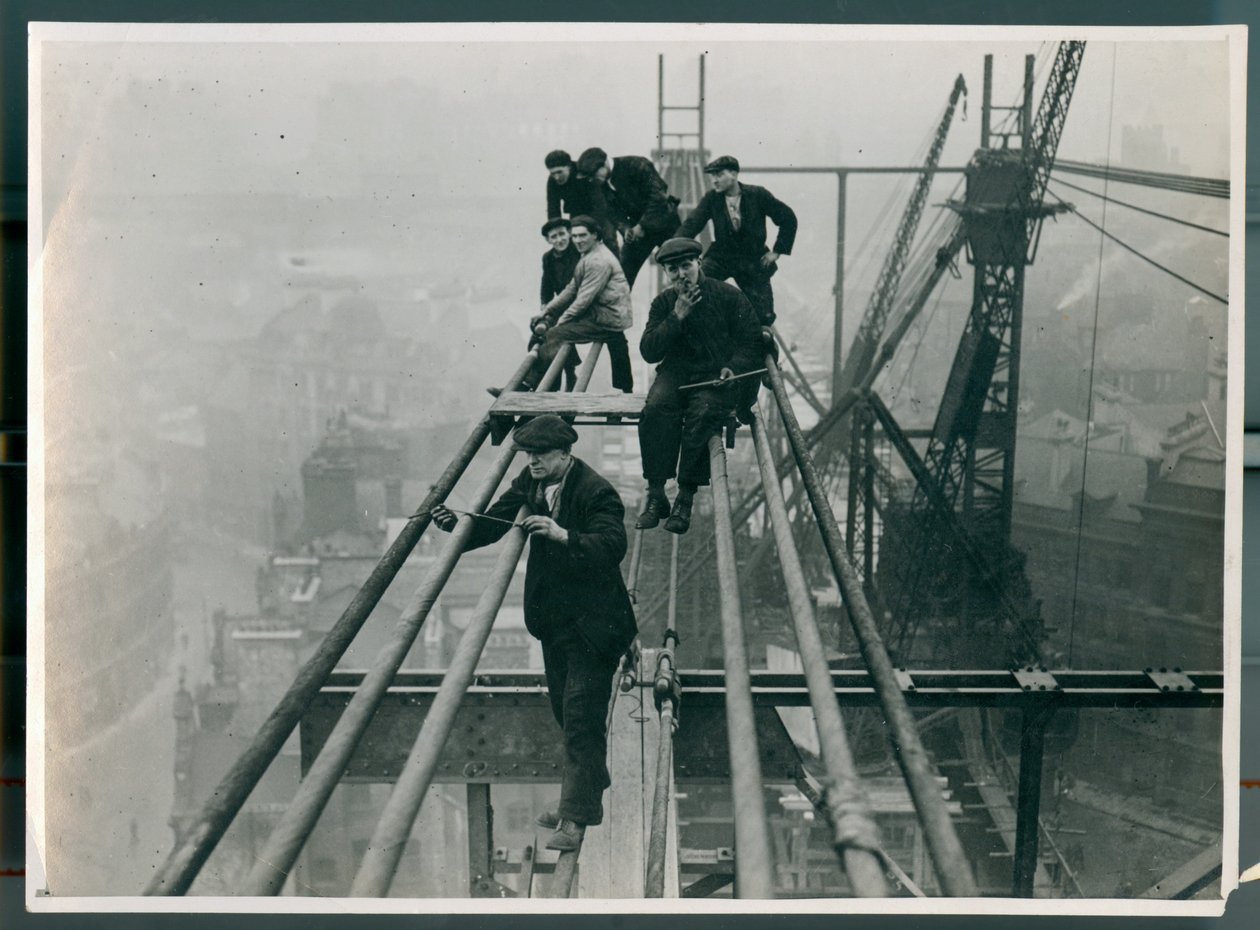 Arbeidere satt usikkert høyt oppe på den nye Tyne Bridge i 1927 av James Geddie