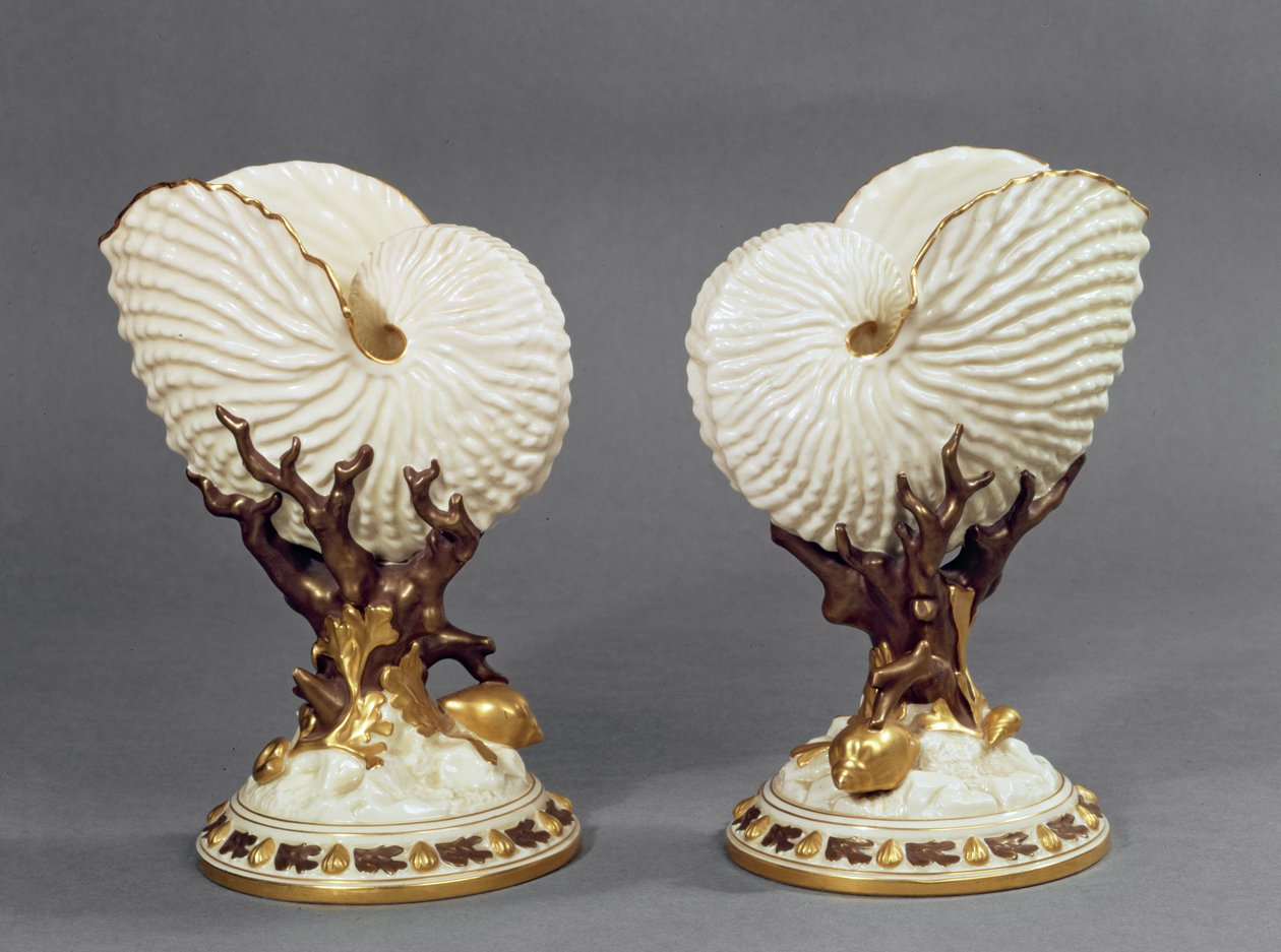 Par Worcester vaser formet som Nautilus skjell, 1880 porselen av James Hadley