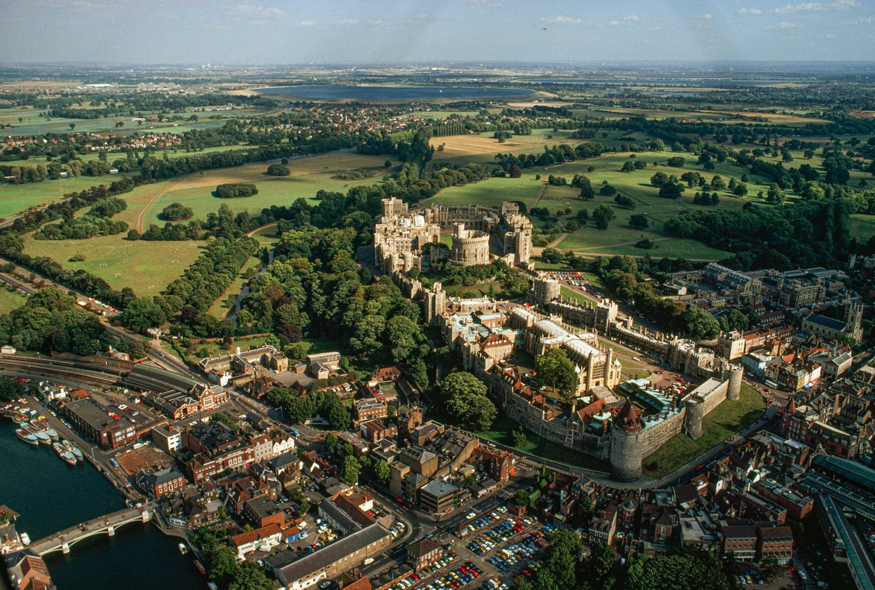 Generasjoner av monarker har bygget opp Windsor Castle. Windsor Castle, Windsor, Ber... av James L Stanfield
