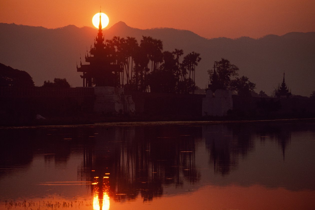 Solnedgang ved Kywe Sun Wharf. KYWE SUN WHARF, MANDALAY, BURMA. av James L Stanfield