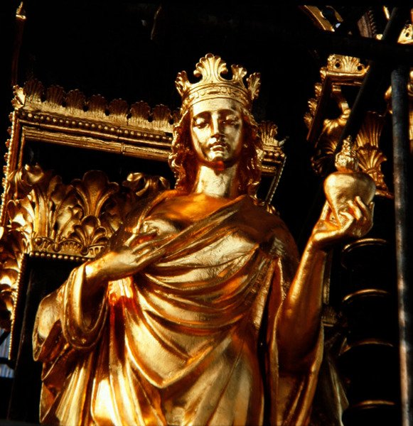 Veldedighet, en av de fire kristne dydene fra baldakintårnet til Albert Memorial, fullført i 1876 (forgylt bronse) av James Redfern