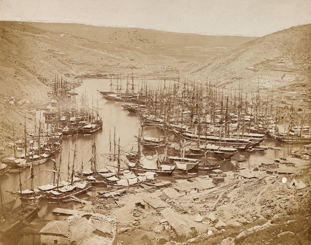 Balaklava havn, ser nordover, 1856 (sepia-bilde) av James Robertson