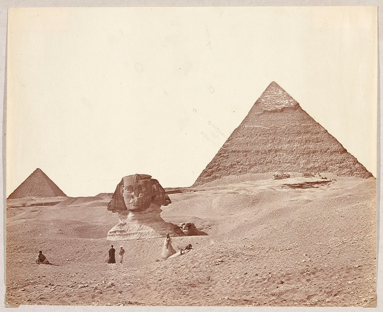 Egypt. Giza. Sfinksen med pyramidene til Kheops og Mykerinos i bakgrunnen av James Robertson