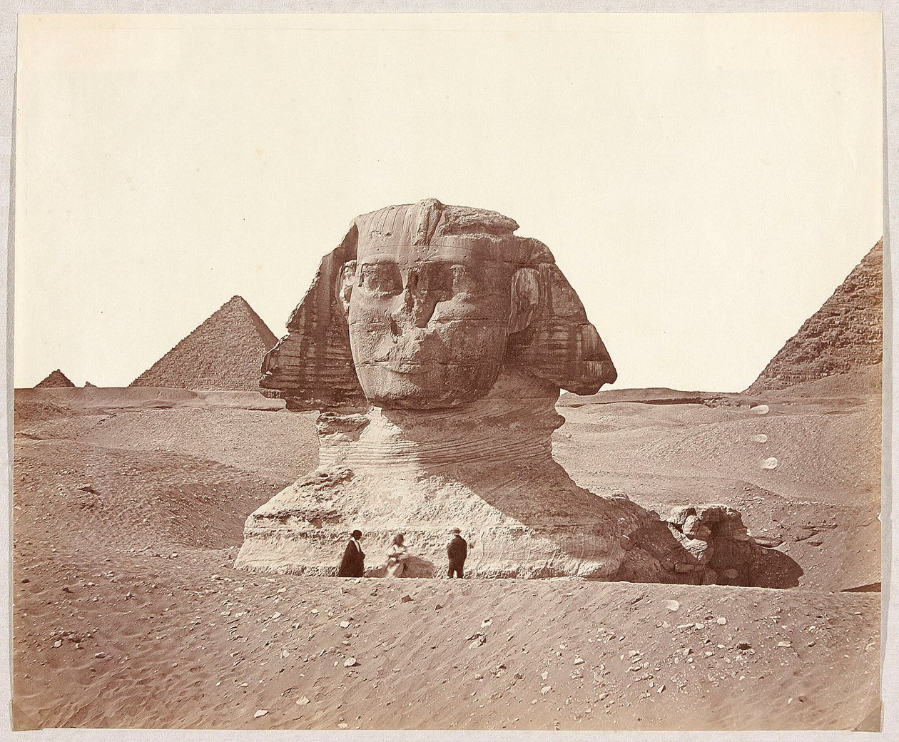 Egypt. Giza. Sfinksen foran Mykerinos-pyramiden av James Robertson