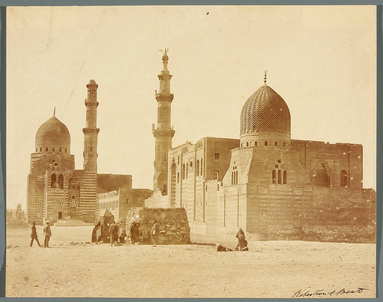 Egypt. Kairo. To religiøse gravkomplekser i den nordlige nekropolen: den mamlukkiske sultanen Inals, midten av 1400-tallet [til høyre], og den mamlukkiske emiren Kurkumas