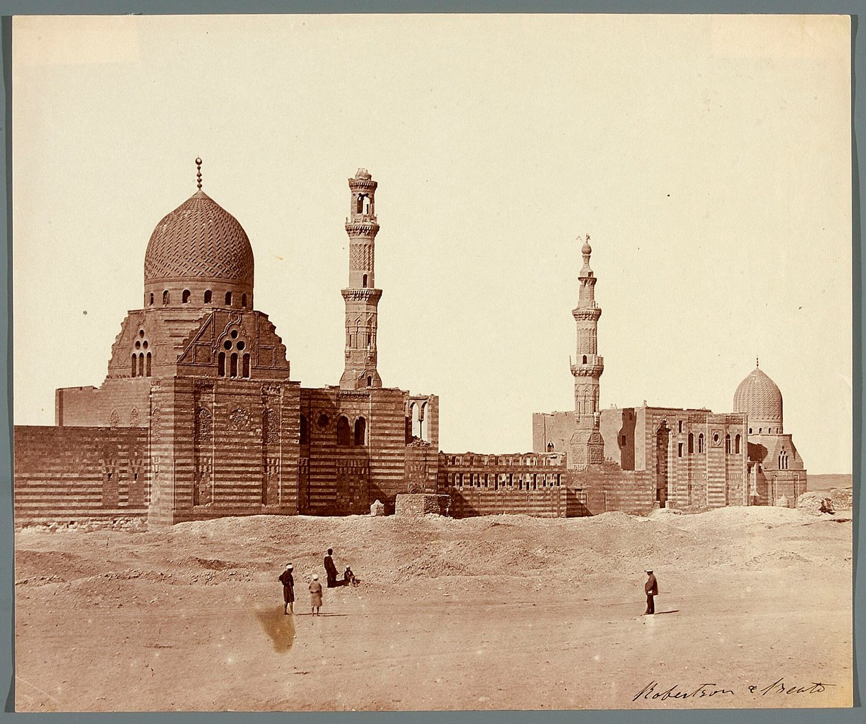 Egypt. Kairo. To religiøse gravkomplekser i den nordlige nekropolen: den mamlukiske sultanen Inal (midten av 1400-tallet) [til høyre] og den mamlukiske emiren Kurkumas (begynnelsen av 1500-tallet) [til venstre] av James Robertson