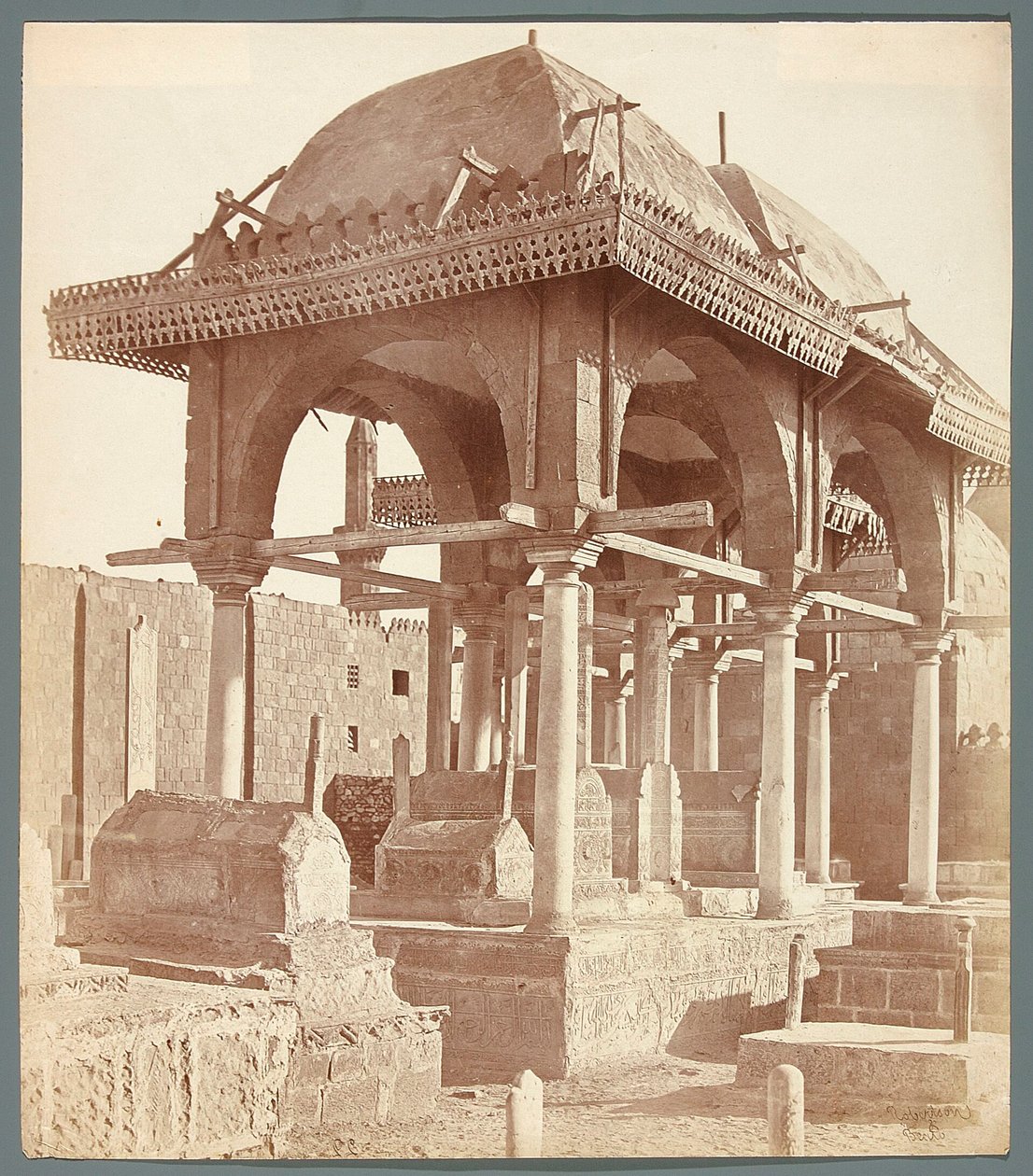 Egypt. Kairo. Familiegraver fra osmansk tid i den sørlige nekropolen (18. århundre) av James Robertson