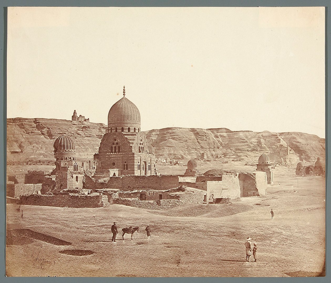 Egypt. Kairo. Den sørlige nekropolen. I forgrunnen Suduns mausoleum (1504), i bakgrunnen på Mukattamplatået Al-Juyushi-moskeen av James Robertson