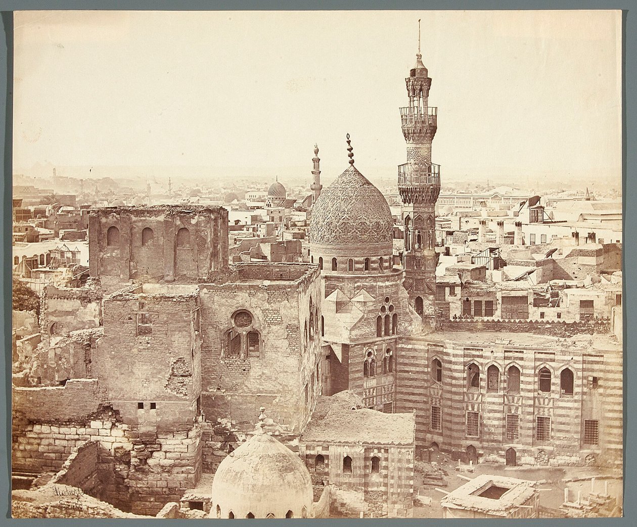 Egypt. Kairo. Utsikt over en av moskeene av James Robertson