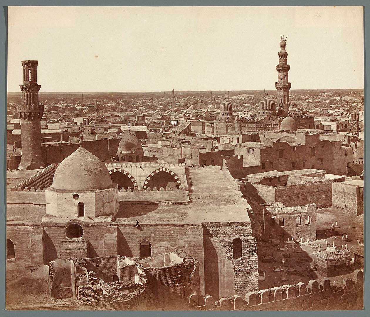 Egypt. Kairo. Oversiktsbilde - i bakgrunnen madrasa-mausoleet til Umm As-Sultan Sza