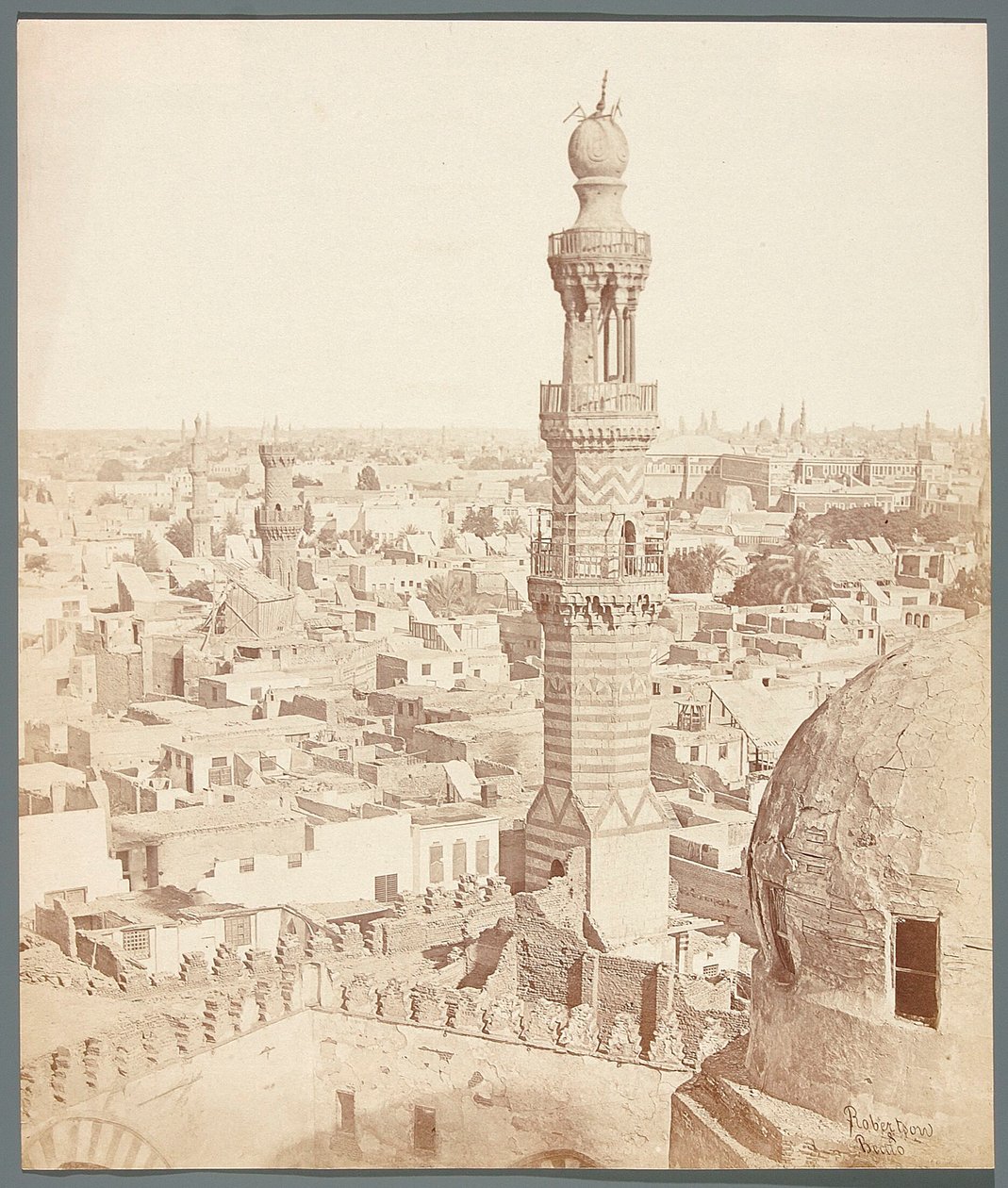 Egypt. Kairo. Utsikt fra den mamlukiske emiren Sarghitmishs madrasa-mausoleum (1356) av James Robertson