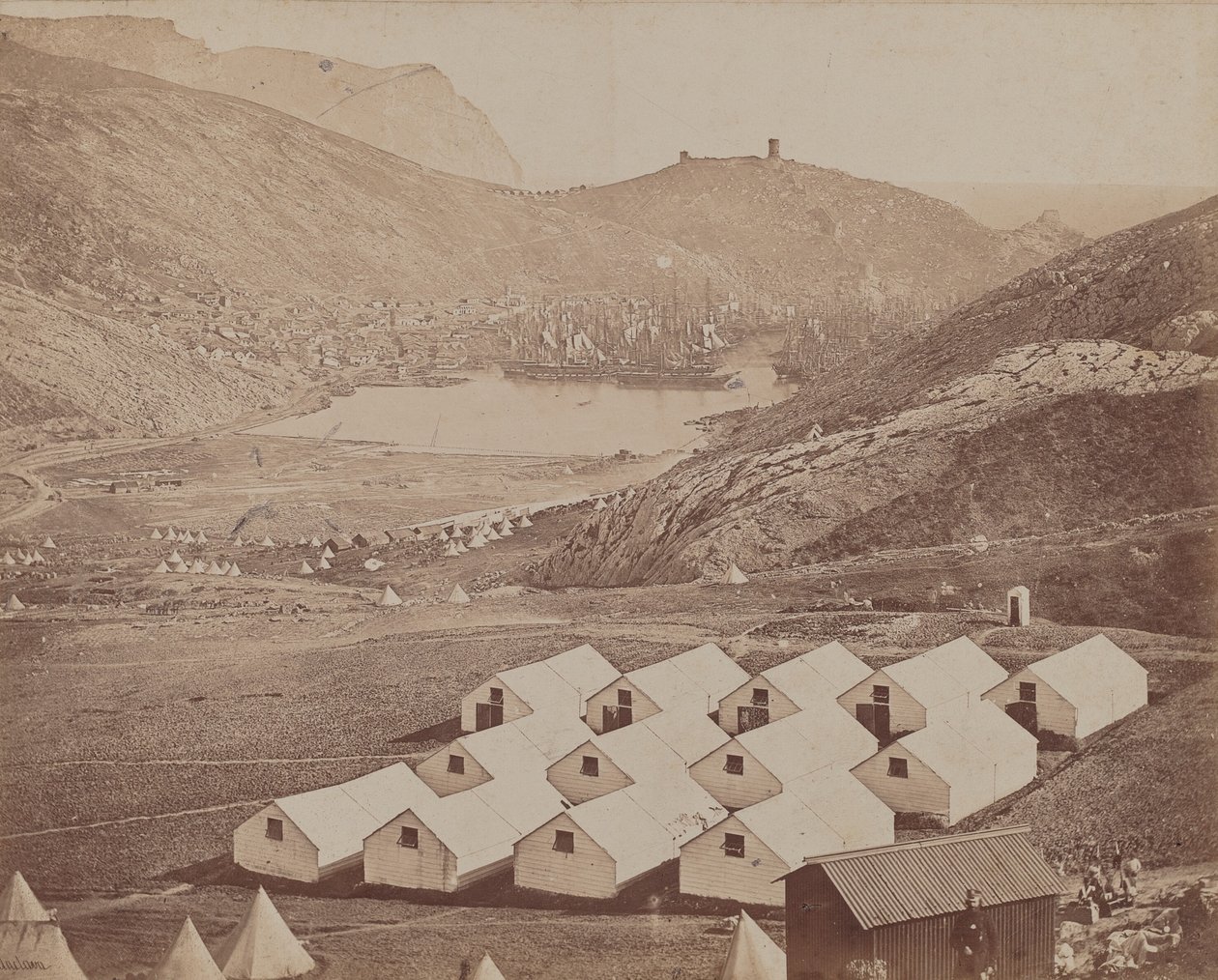 Hutted Camp med Balaclava havn i avstand av James Robertson