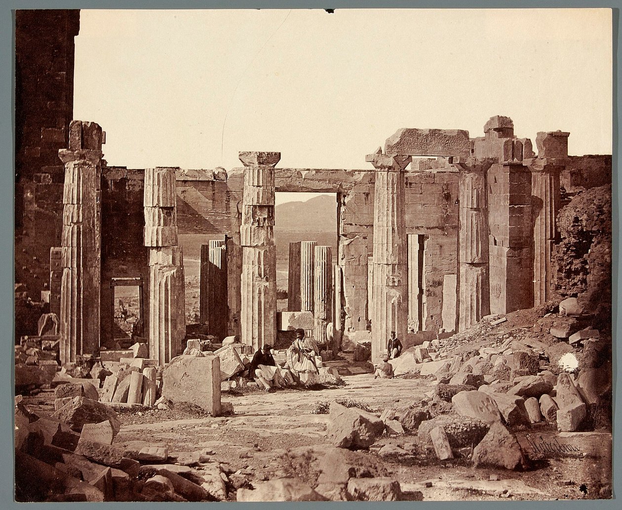 «Interiør i Propyleene» [Athen. Akropolis - Propyleene] av James Robertson
