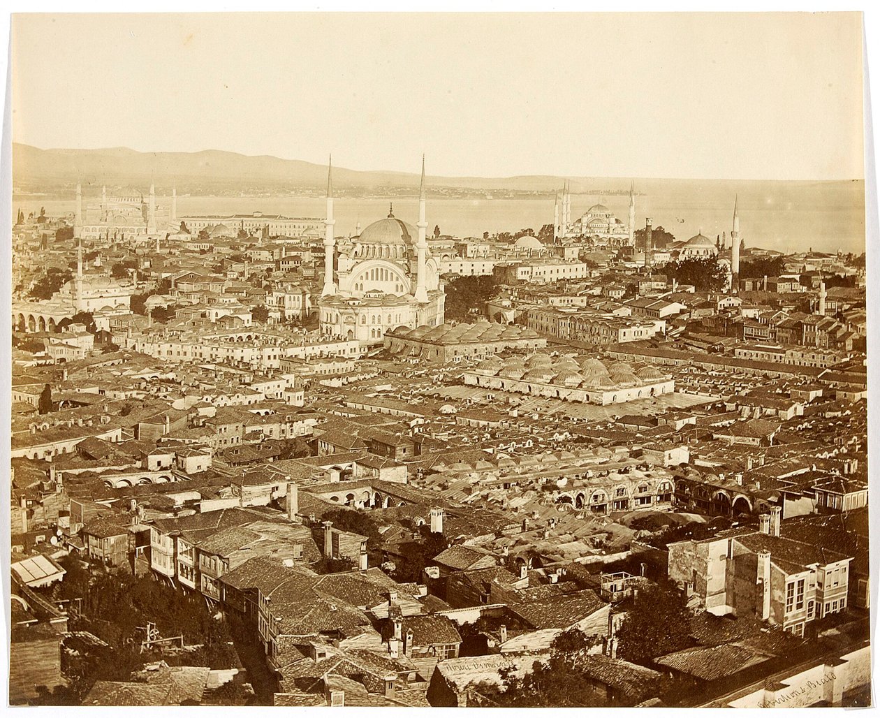 «Nuri Osmaniye» [Istanbul. Bypanorama med utsikt over moskeene: Nuruosmaniye-moskeen (i midten), Den blå moské (i bakgrunnen til høyre) og Ayasofya (Hagia Sophia) (til venstre)] av James Robertson