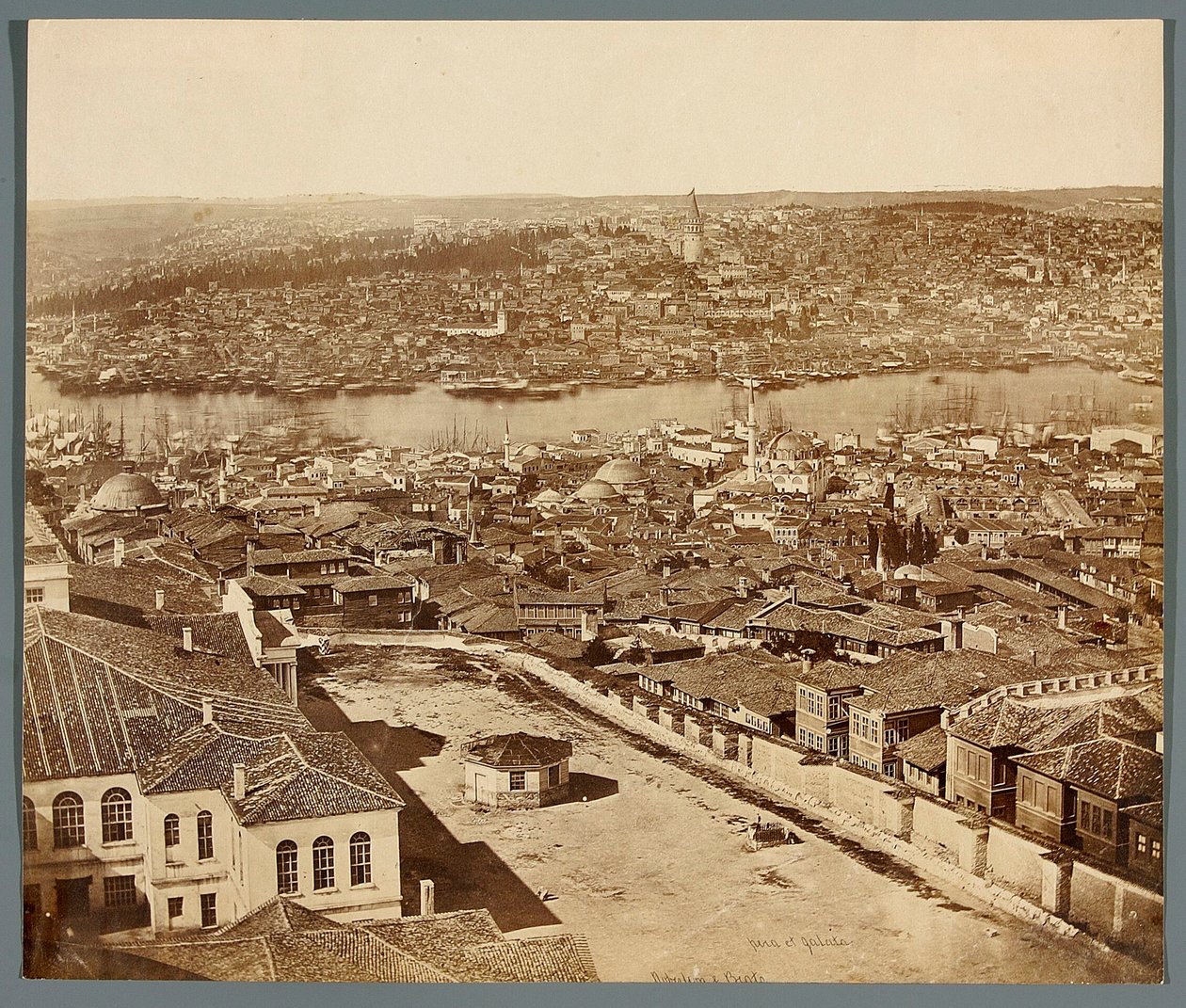 «Pera og Galata» [Istanbul. Bypanorama - utsikt over bydelene Pera og Galata] av James Robertson