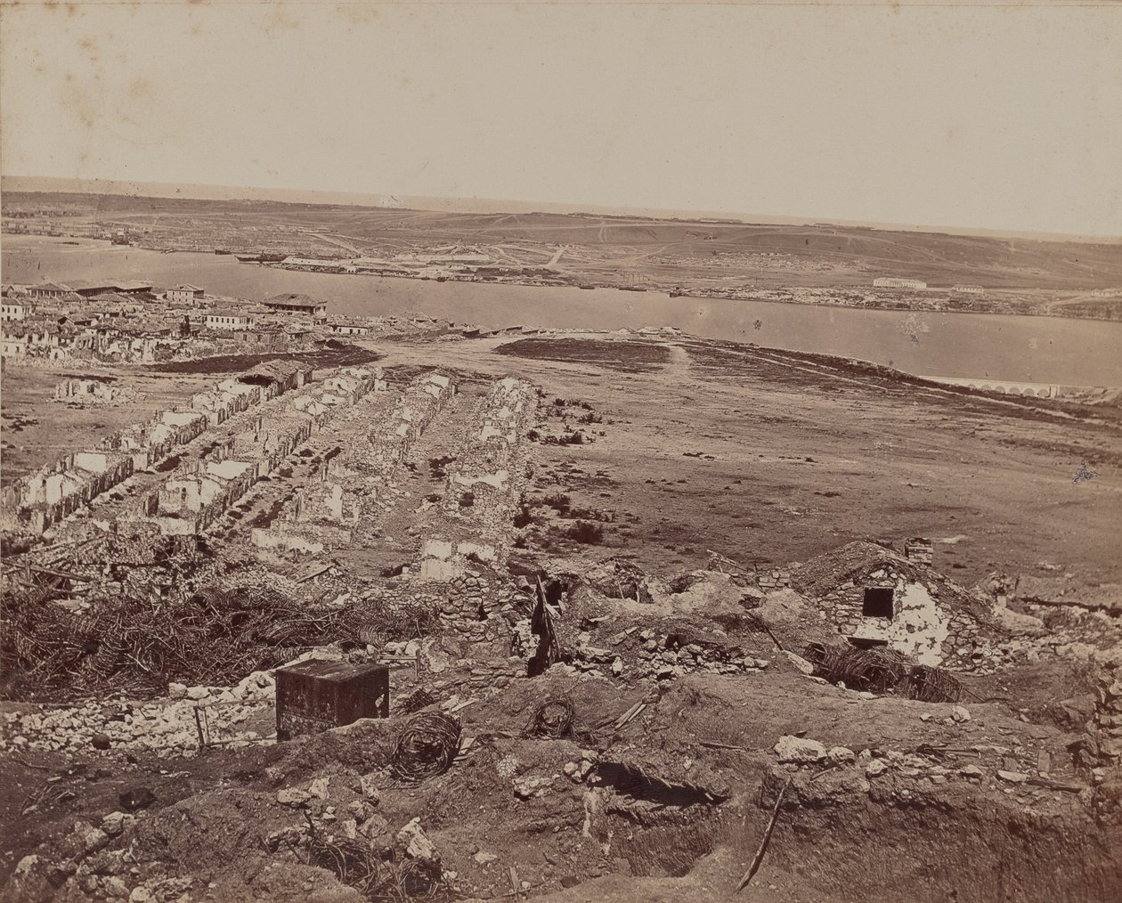 Rester av steinbygninger av James Robertson