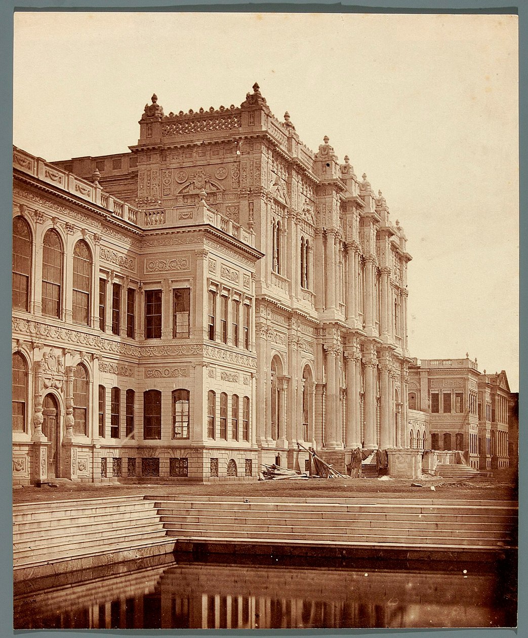 Istanbul. Dolmabahçe-palasset [Dolmabahçe Sarayı] av James Robertson