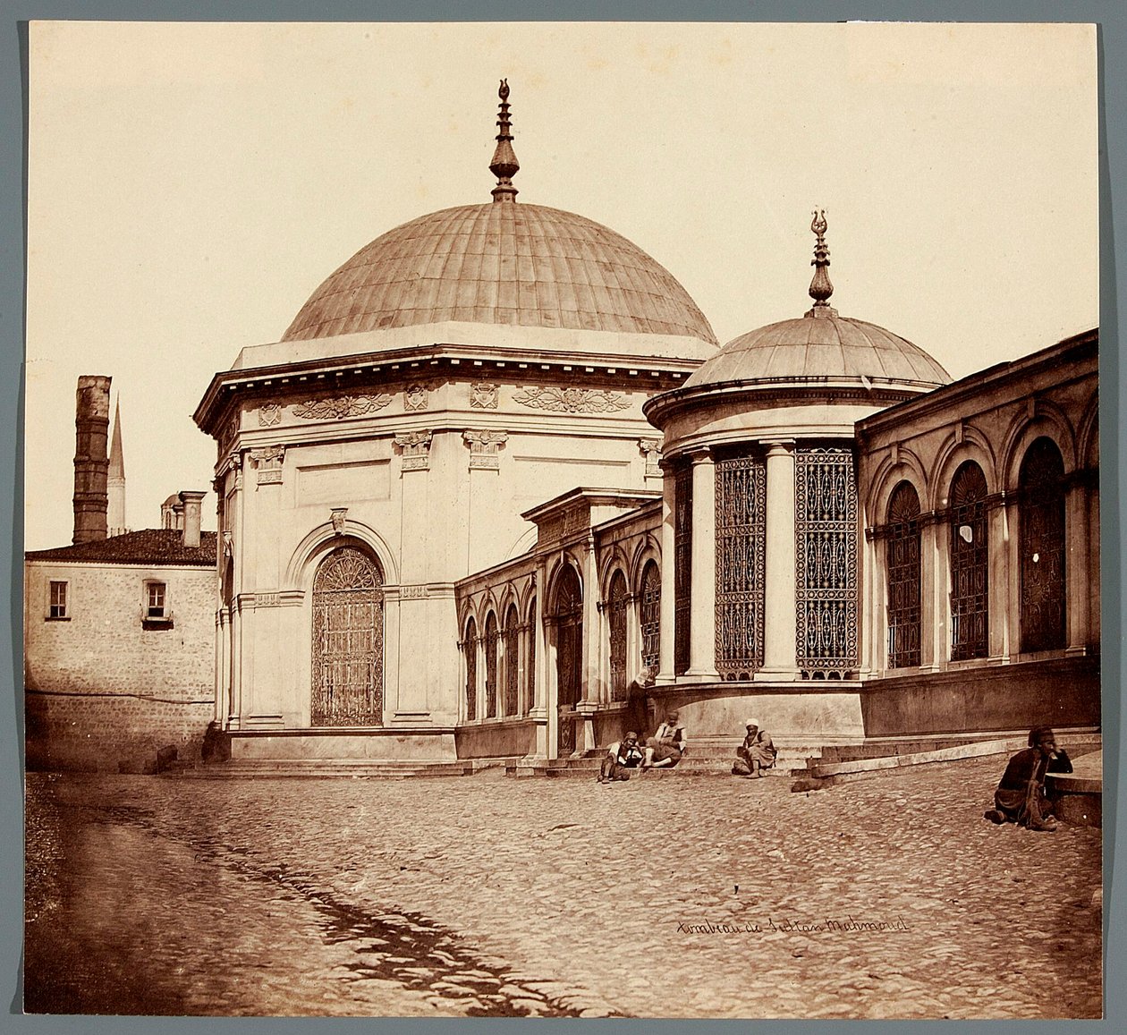 Sultan Mahmuds gravmæle [Istanbul. Sultan Mahmuds gravmæle] av James Robertson