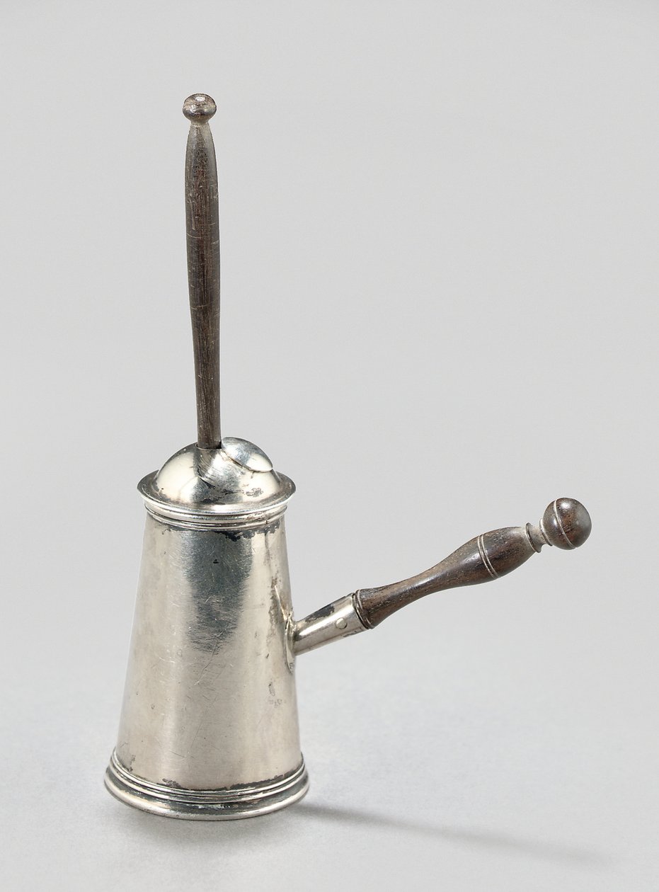 George II lekesjokoladegryte, ca. 1730 (sølv og tre) av James Slater