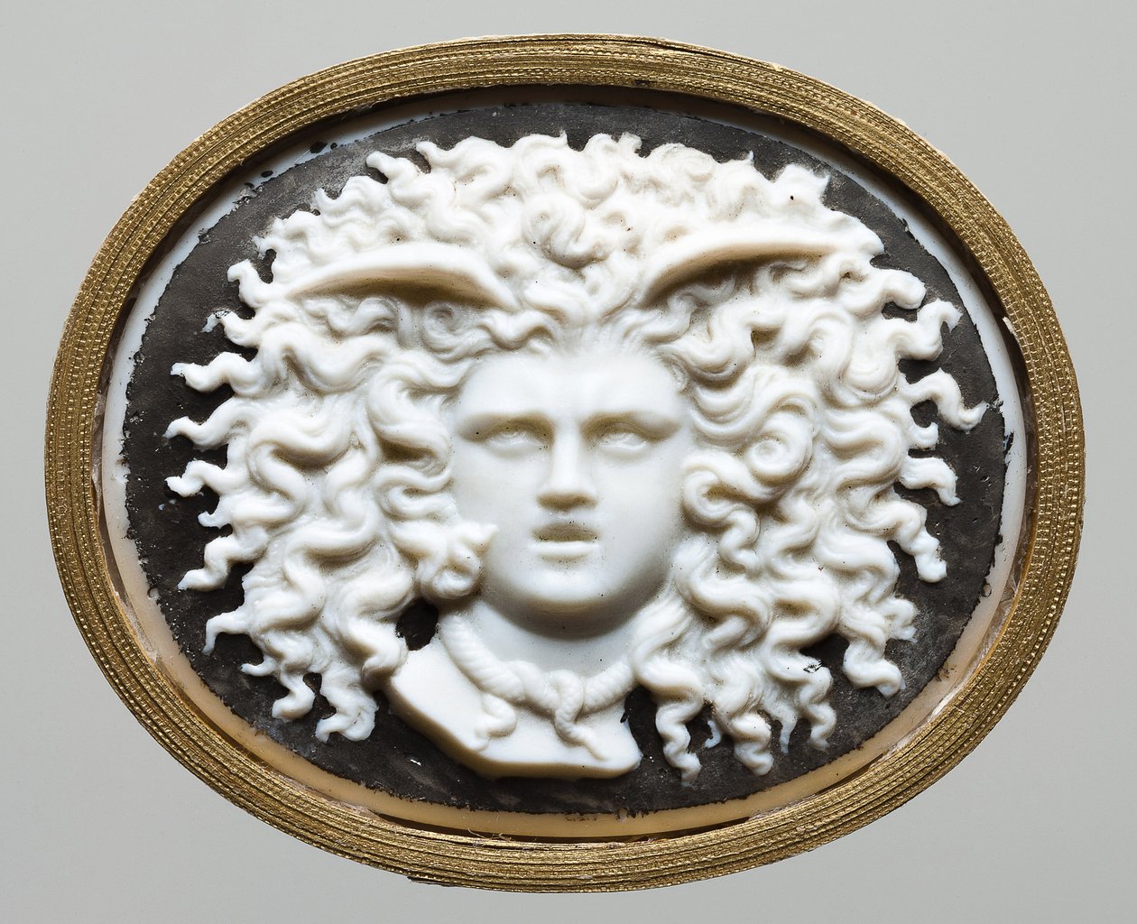 Leder av Medusa - Verksted til James Tassie (1735-1799). Farget glass, forgylt papir av James Tassie