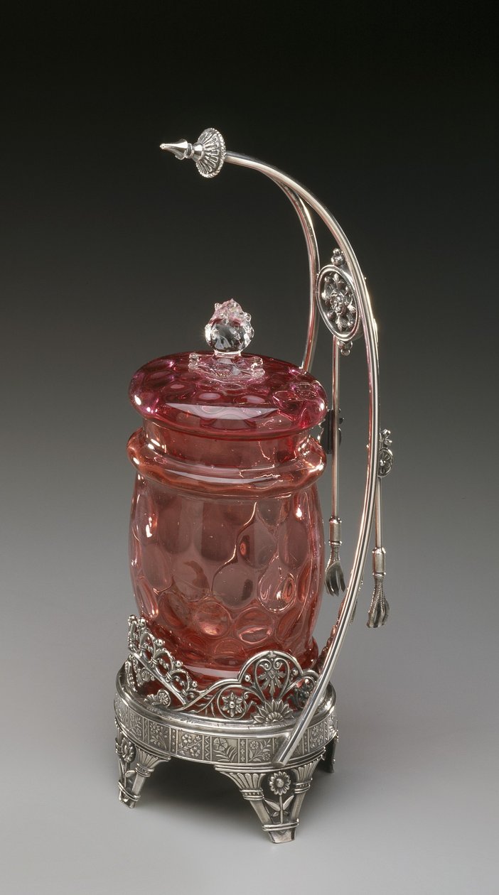 Sylteagurkkrukke på stativ med tang, ca. 1885 (sølvplate og blåst glass) av James W. Tufts Co.