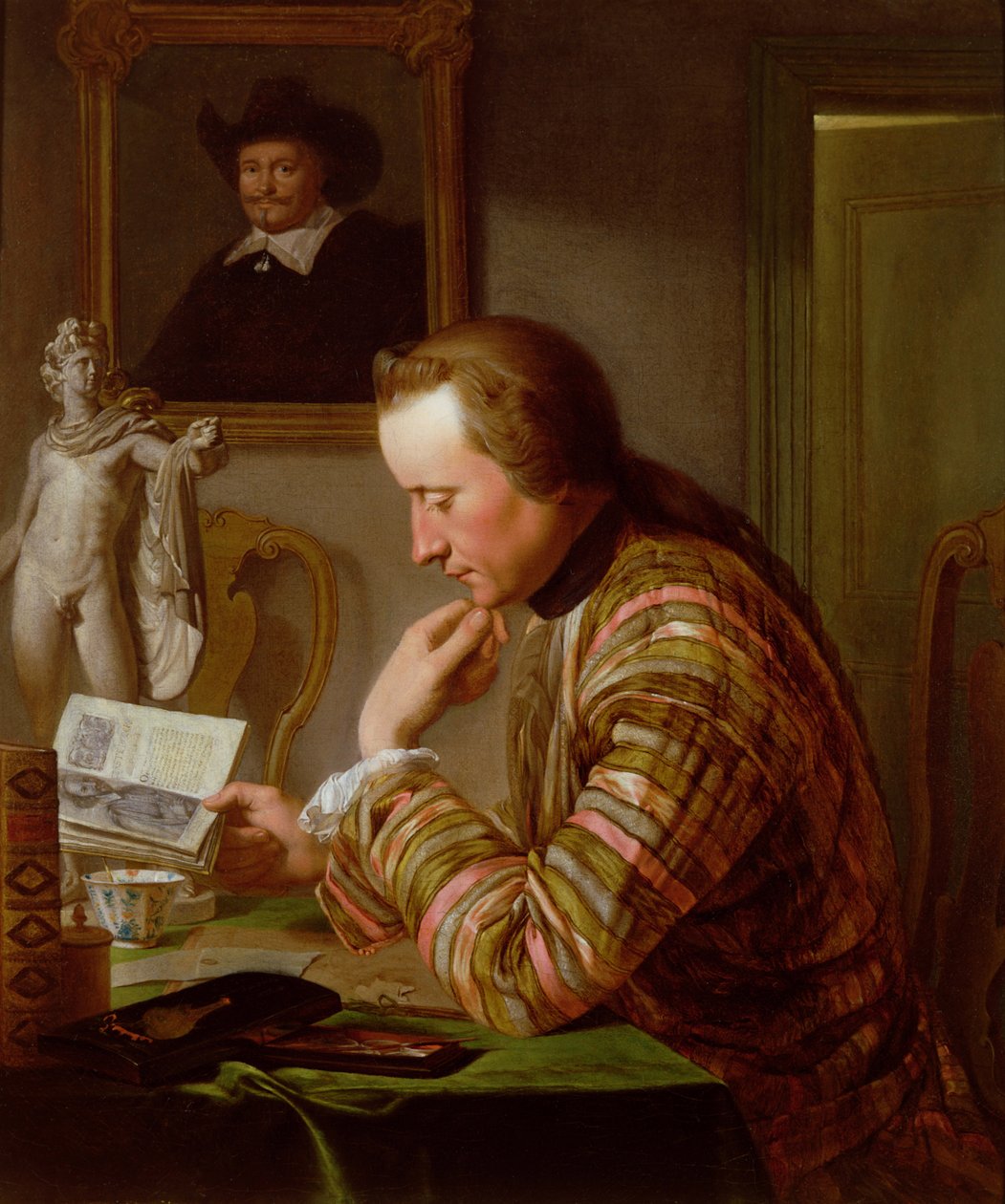 Gentleman leser ved et bord ved levende lys av Jan Maurits Quinckhardt