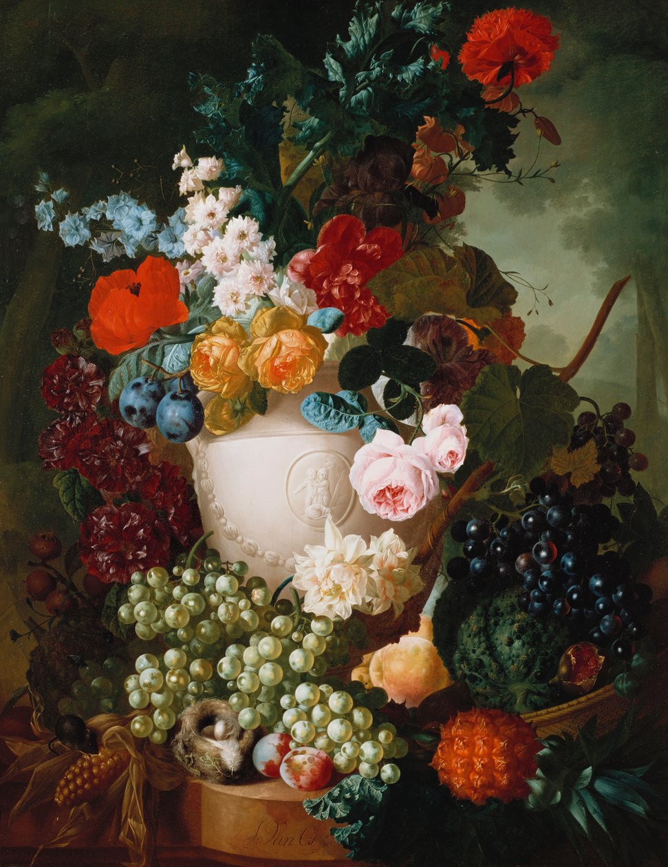 Roser, valmuer og andre blomster i en skulpturert vase med frukt, en mus og et fuglerede på en steinhylle av Jan van Os