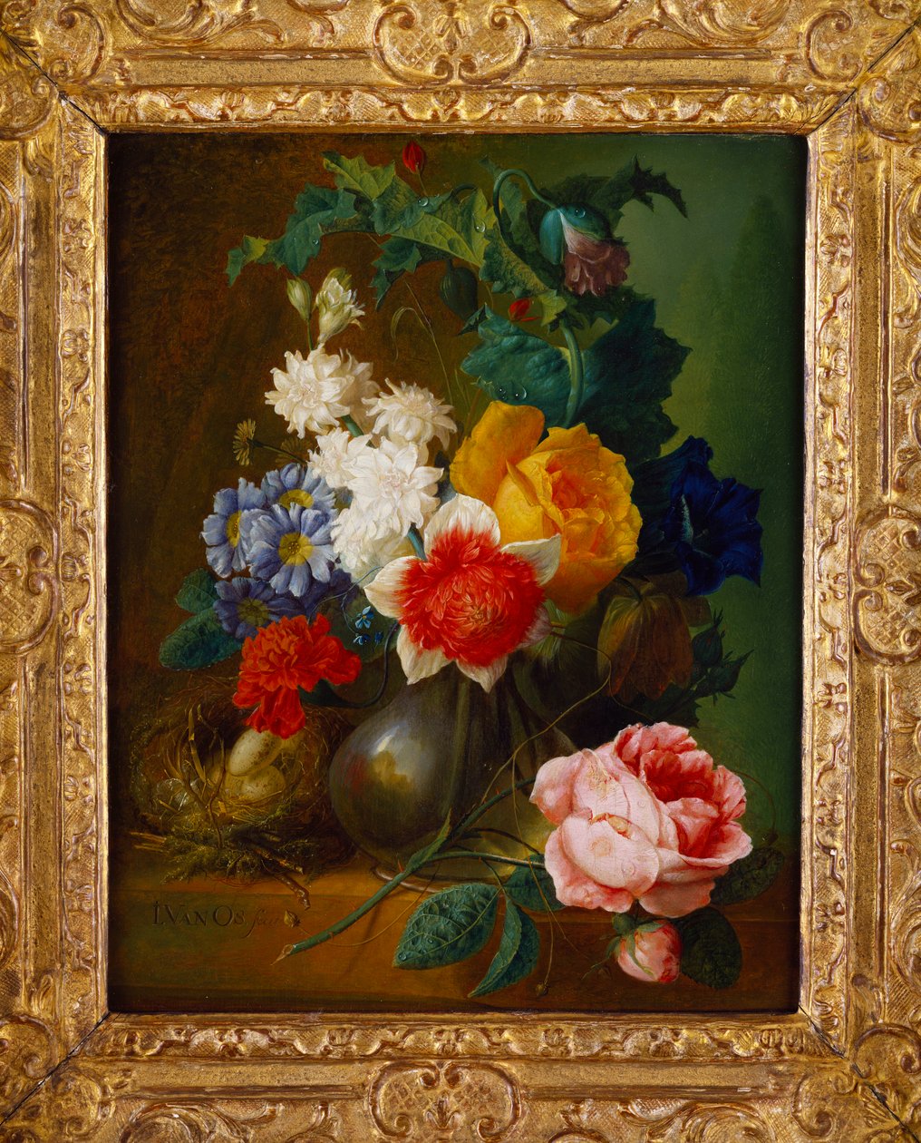 Roser, valmuer, morning glory og andre blomster i en vase med et fuglerede på en avsats av Jan van Os