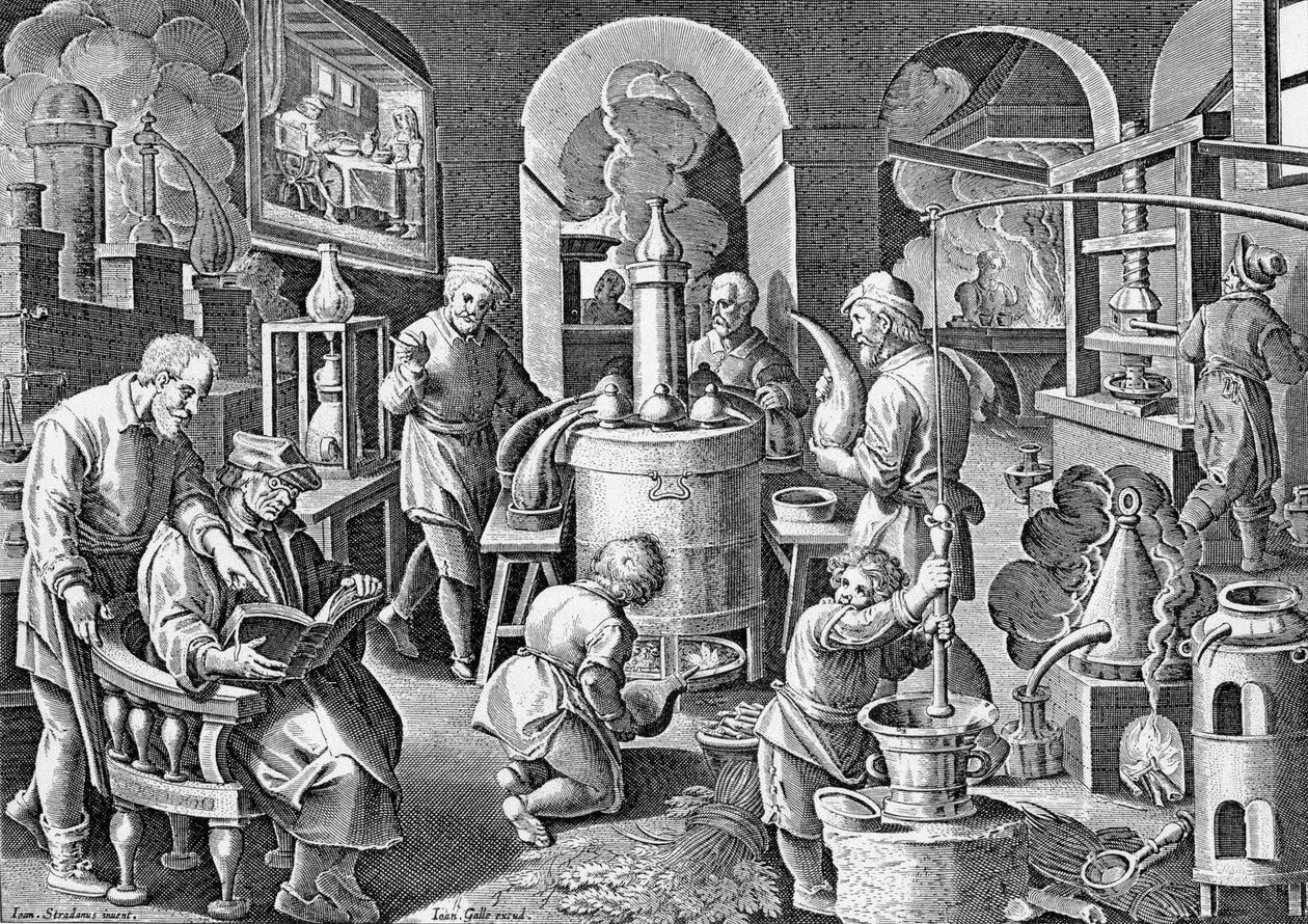 Distillatio.: In igne succus omnium, arte, corporum, Vigens fit unda, limpida and potissima. 16th century engraving by Jan van der Straet, on the different stages of distillation. av Jan van der Straet