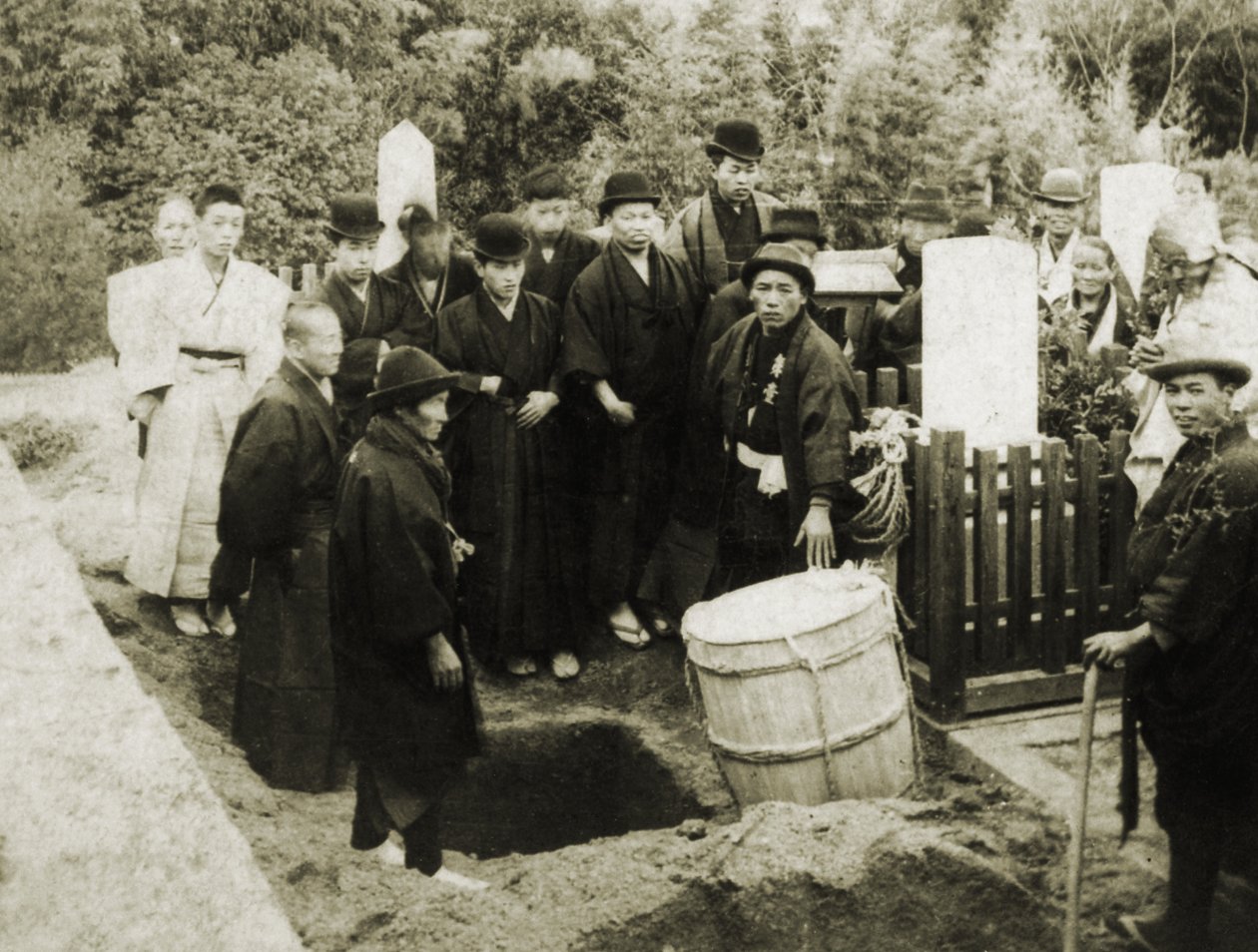 En buddhistisk begravelse i Japan, ca. 1900 (albumfoto) av Japanese Photographer